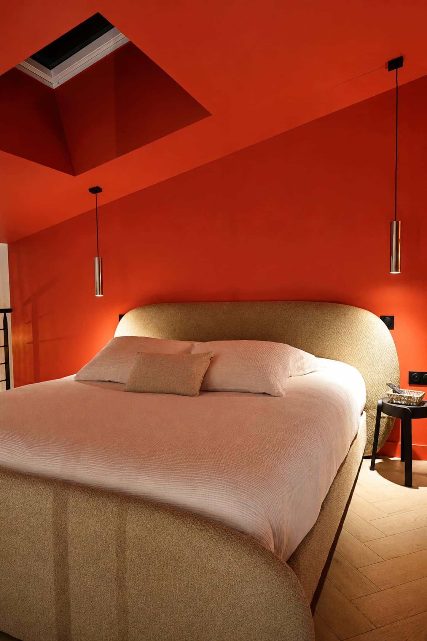 La chambre en mezzanine du Loft, avec son décor terracotta