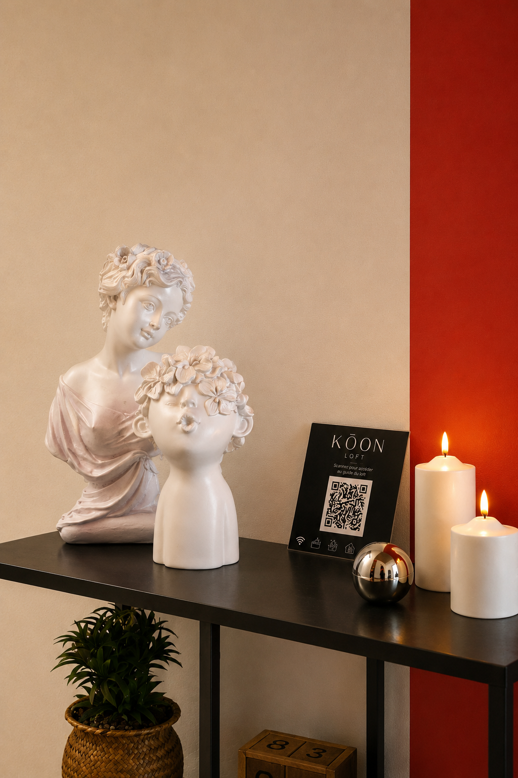 Les détails du Loft à Granville : sculptures en céramique, bougies et signature KŌON dans une lumière chaleureuse