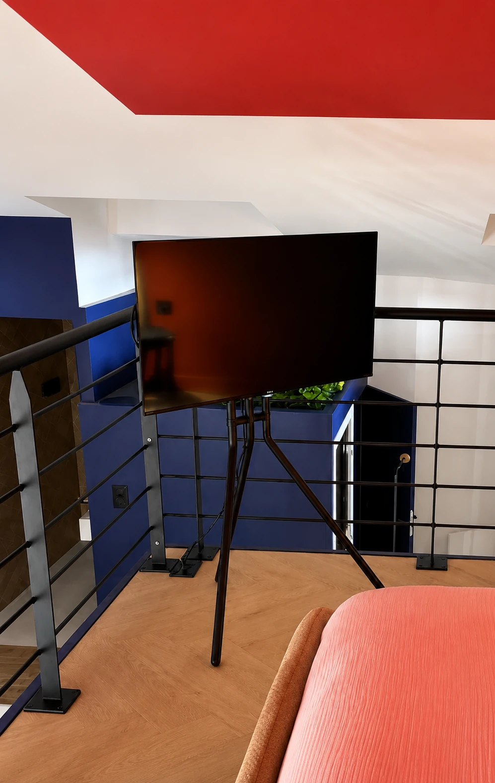 La TV face au lit dans la chambre en mezzanine