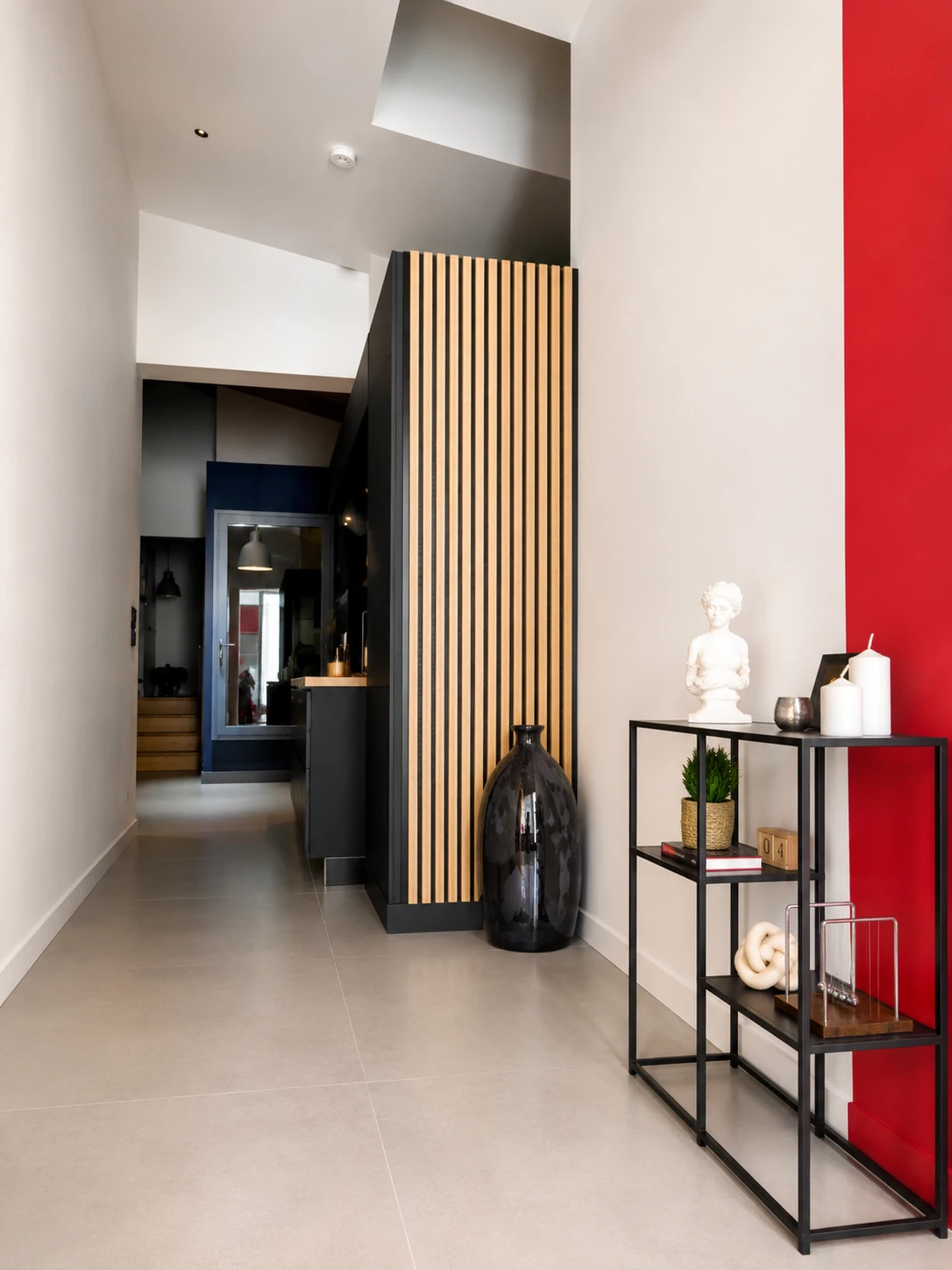Dès l’entrée, le bois et les perspectives du Loft
