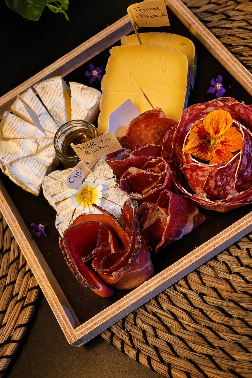La planche charcuterie et fromages — en option
